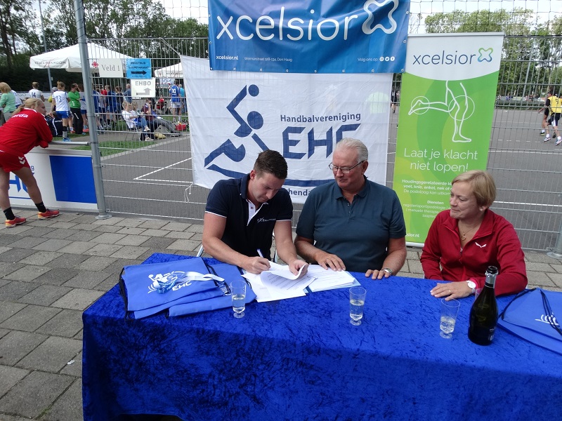 Sander Brok van B&B Health Care ondertekent het contract samen met EHC