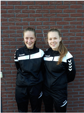Link Danielle, recht Esther (beiden spelers van DB1)
